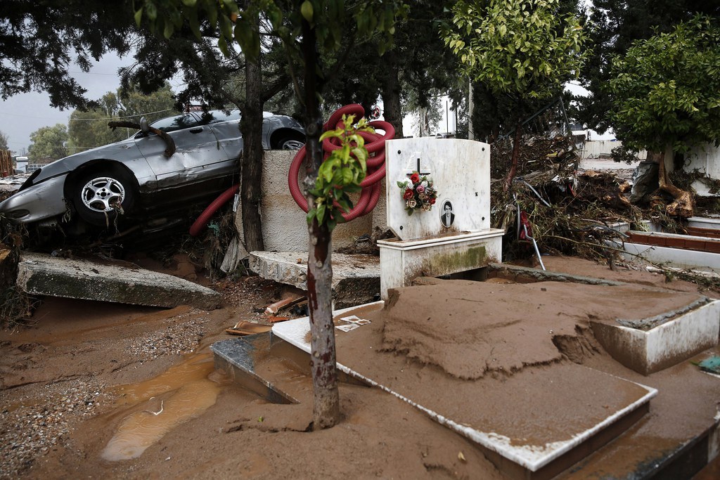 La plupart des victimes ont été noyées, emportées par l'eau et la boue, ou bloquées dans leurs voitures ou dans des sous-sols.