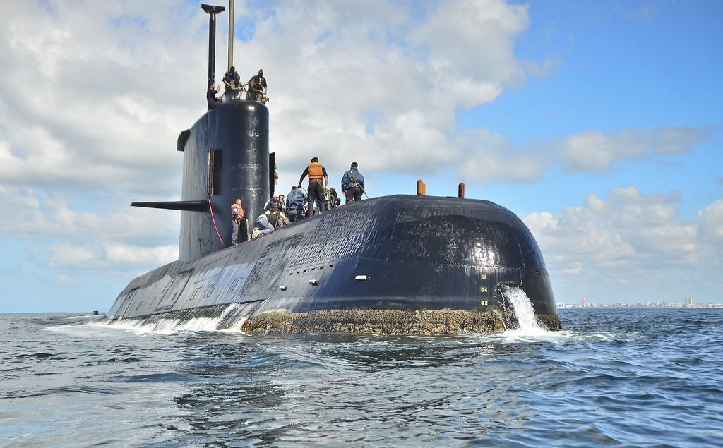 Les recherches sur le sous-marin argentin disparu il y a un mois continuent.