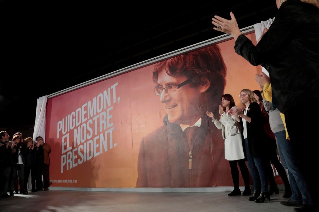 Douze des treize membres du gouvernement déchu sont candidats aux élections, dont Carles Puigdemont et Oriol Junqueras, qui rivalisent pour la direction du camp séparatiste.