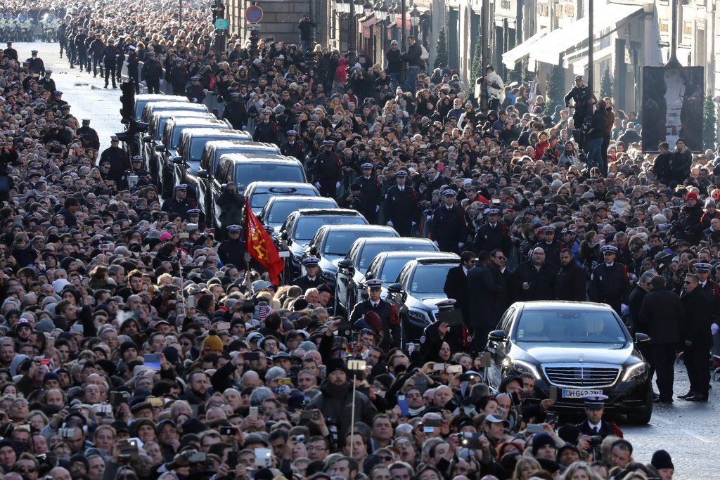 Plusieurs centaines de milliers de personnes se sont rassemblées pour dire adieu à Johnny Hallyday.