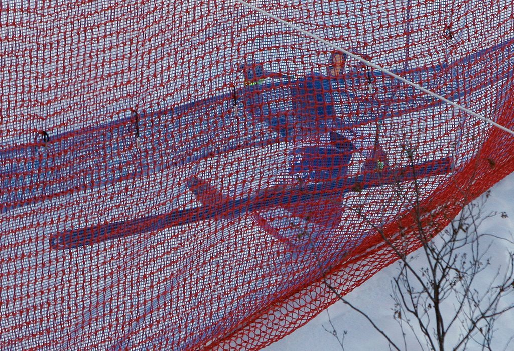 Les filets, disposés le long de la piste, sont censés ralentir les skieurs en cas de chute. 