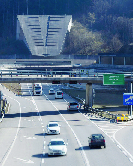 Die Autobahn A16, die Transjurane, mit der Einfahrt zum Tunnel du Mont-Russelin bei St. Ursanne, fotografiert am Montag, 27. Februar 2017. (KEYSTONE/Georgios Kefalas) SCHWEIZ TRANSJURANE