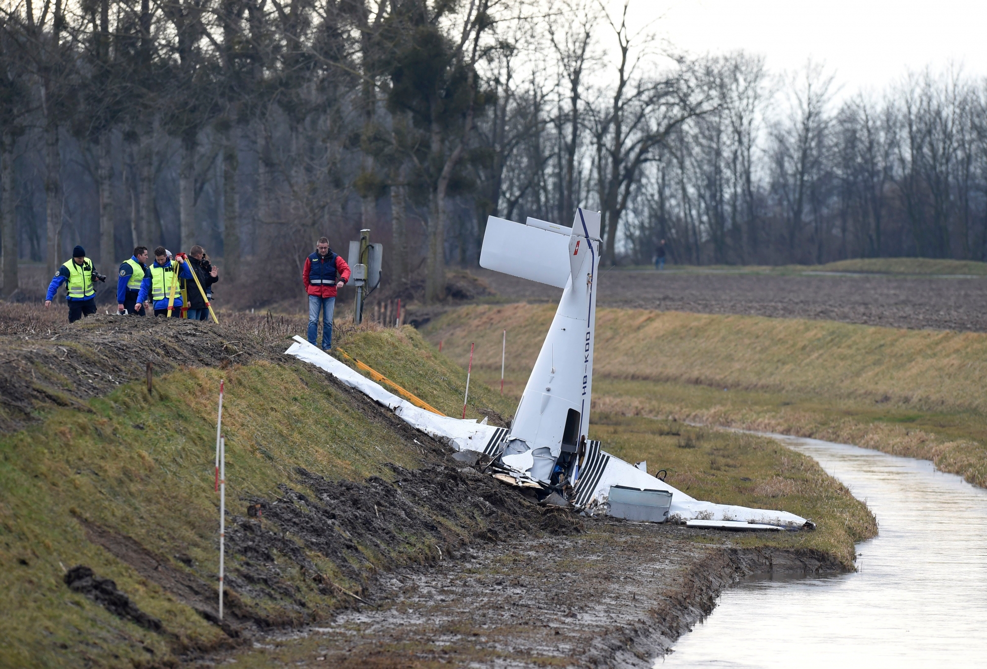 Ein Kleinflugzeug ist am Montag, 23. Februar 2015, in ein Feld bei Yverdon-les-Bains VD nahe des regionalen Flugplatzes verunfallt, wie die Waadtlaender Polizei am Montag mitteilte. Nach ersten Erkenntnissen handelt es sich um einen Zweisitzer. Ob jemand verletzt wurde, ist noch unklar. Die Bergung des Flugzeuges vor Ort ist im Gang. Das verunfallte Kleinflugzeug sei in Yverdon-les-Bains stationiert, hiess es beim Flugplatz auf Anfrage der Nachrichtenagentur sda. (KEYSTONE/Jean-Christophe Bott) SCHWEIZ FLUGZEUG ABSTURZ YVERDON