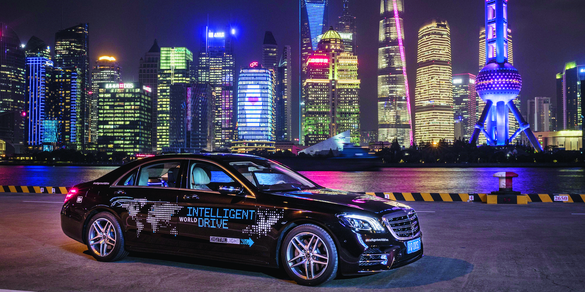 Mit dem Intelligent World Drive testet Mercedes-Benz mit einem Erprobungsfahrzeug auf Basis der S-Klasse automatisierte Fahrfunktionen auf f¸nf Kontinenten. Nach dem Start in Deutschland ist das Erprobungsfahrzeug, das auf der neuen Serien-Limousine der S-Klasse basiert, im Oktober bei automatisierten Testfahrten im dichten Verkehr und mit den landesspezifischen Besonderheiten in der chinesischen Millionenmetropole Shanghai unterwegs. 

With the 'Intelligent World Drive', Mercedes-Benz is testing automated driving functions on five continents using a test vehicle based on the S-Class. After the start in Germany, the test vehicle based on the new production S-Class Saloon is now being put through its paces in test drives in the heavy traffic and exposed to the special national features in the Chinese megalopolis of Shanghai in October.  17C862_066