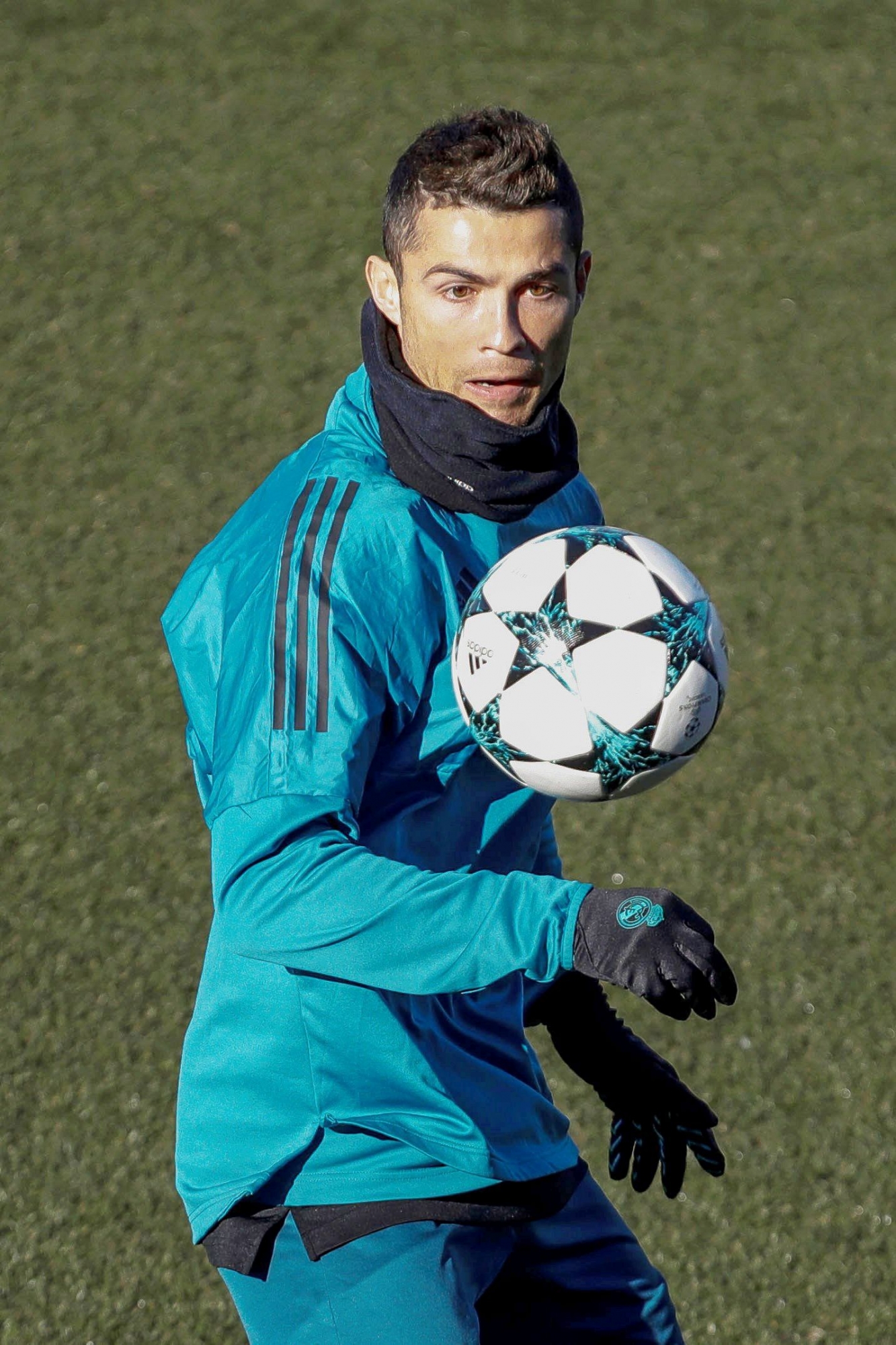 epa06368359 Real Madrid's Portuguese forward Cristiano Ronaldo takes part in a training session at the team's Valdebebas sport facilities in Madrid, Spain, on 05 December 2017. Real Madrid will face Borussia Dortmund in a UEFA Champions League groups stage soccer match on 06 December.  EPA/EMILIO NARANJO