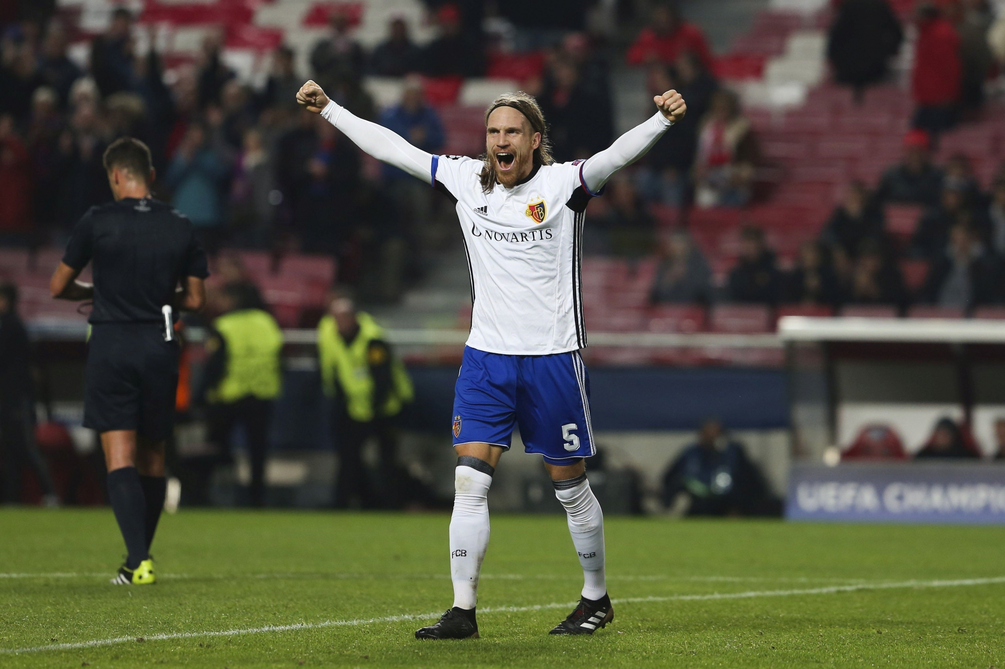 epa06370144 FC Basel¥s players Michael Lang celebrates at the end of the UEFA Champions League Group A soccer match against Benfica held at Luz stadium in Lisbon, Portugal, 05 December 2017. FC Basel won 2-0 and qualified for the elimination rounds of the UEFA Champions League.  EPA/JOSE SENA GOULAO