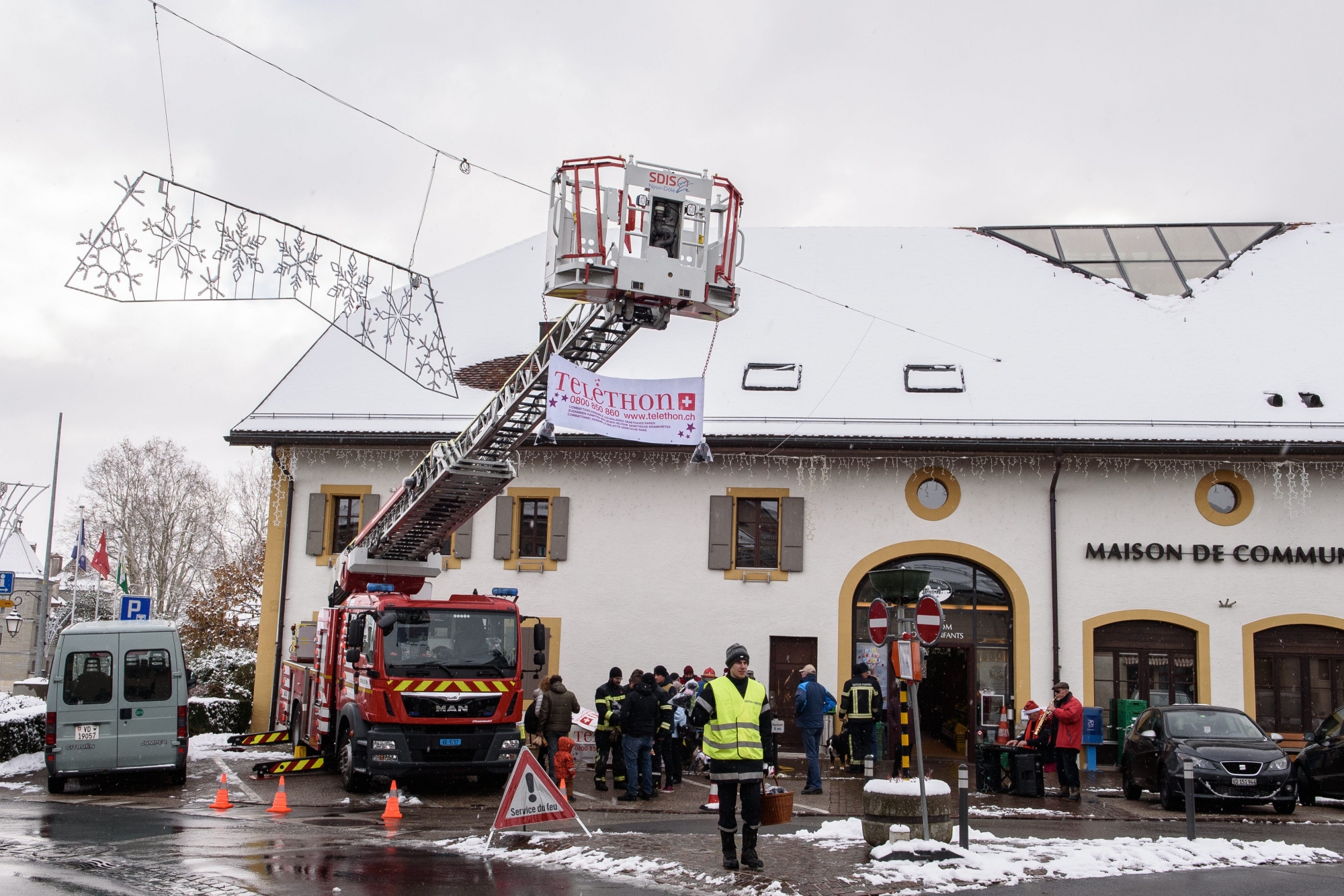 Prangins, samedi 9 décembre 2017, place du village, téléthon organisé par les pompiers, photos Cédric Sandoz