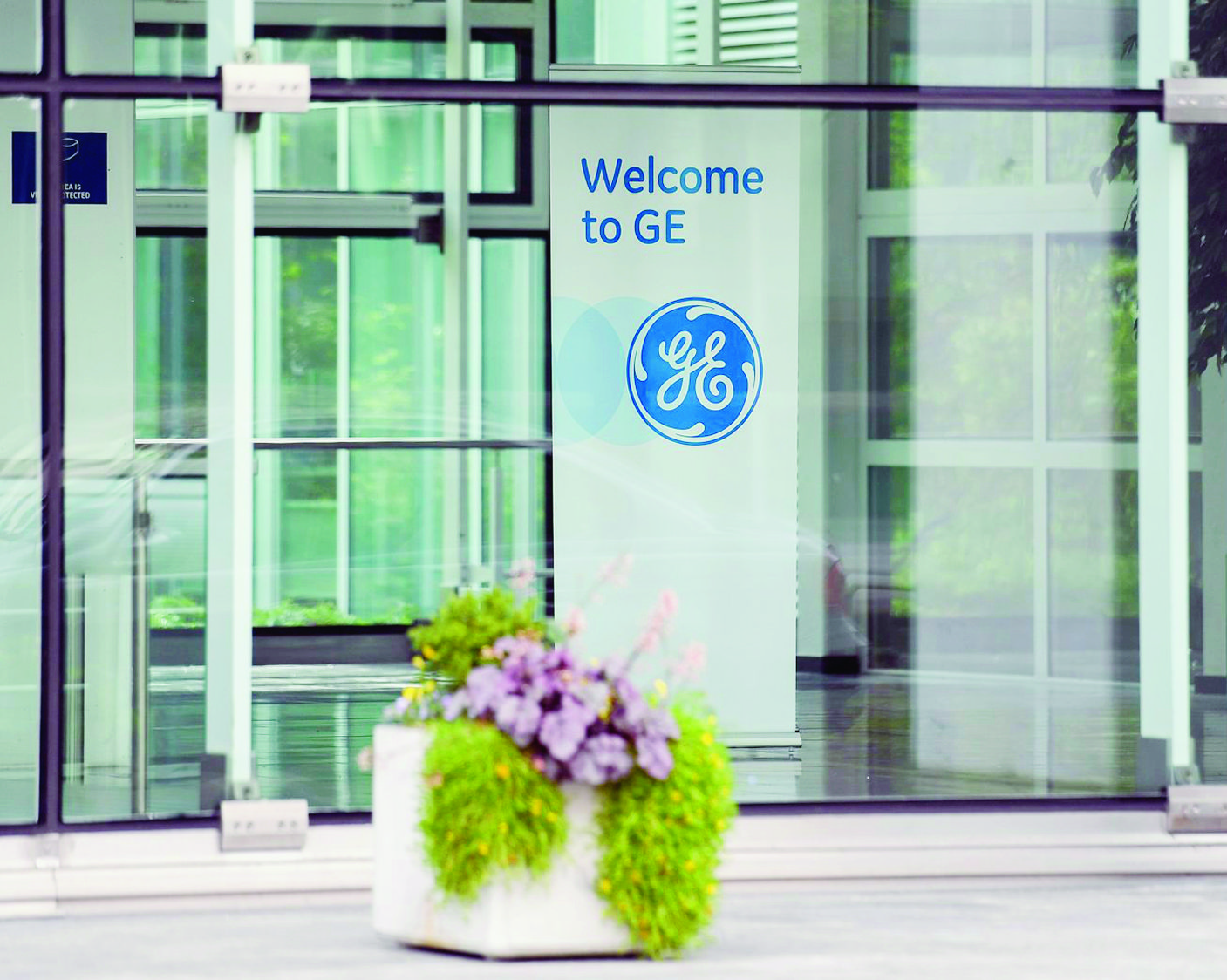 ARCHIV - ZUM STELLENABBAU VON GENERAL ELECTRIC IN DER SCHWEIZ STELLEN WIR IHNEN DIESES ARCHIVBILD ZUR VERFUEGUNG - Logo der General Electric am Eingang des Sitzes der Alcom Schweiz in Birr AG, am Sonntag, 5. Juni 2016. Im Januar 2016 hatte der Industriekonzern Alstom angekuendigt, in der Schweiz aufgrund eines Sparprogramms bis zu 1'300 Stellen abzubauen. Dies stehe im Zusammenhang mit der Uebernahme der Alstom-Energiesparte durch den US-Konzern General Electric im November 2015. Am Montag 6. Juni 2016 will Alstom informieren, wie viele Stellen vom Sparprogramm betroffen sind. (KEYSTONE/Walter Bieri) SCHWEIZ GENERAL ELECTRIC STELLENABBAU