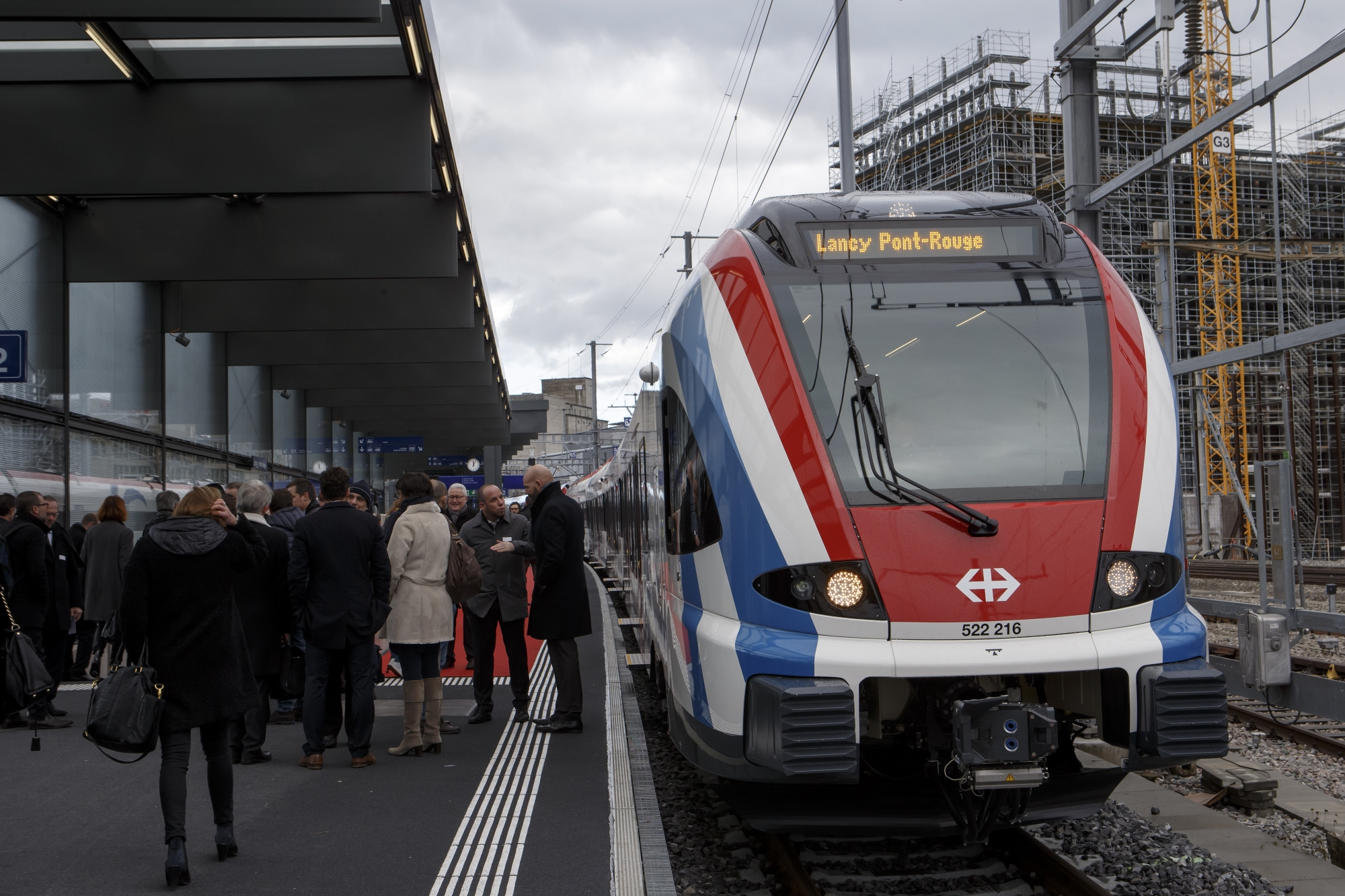 Les invites deambulent sur le quai, lors de l'inauguration de la gare Lancy-Pont-Rouge, ce vendredi 8 decembre 2017 a Lancy pres de Geneve. (KEYSTONE/Salvatore Di Nolfi)