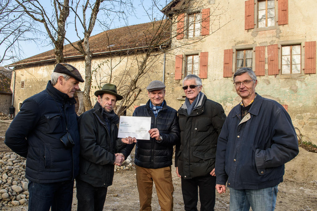 Les sourires s'affichaient devant la bâtisse.