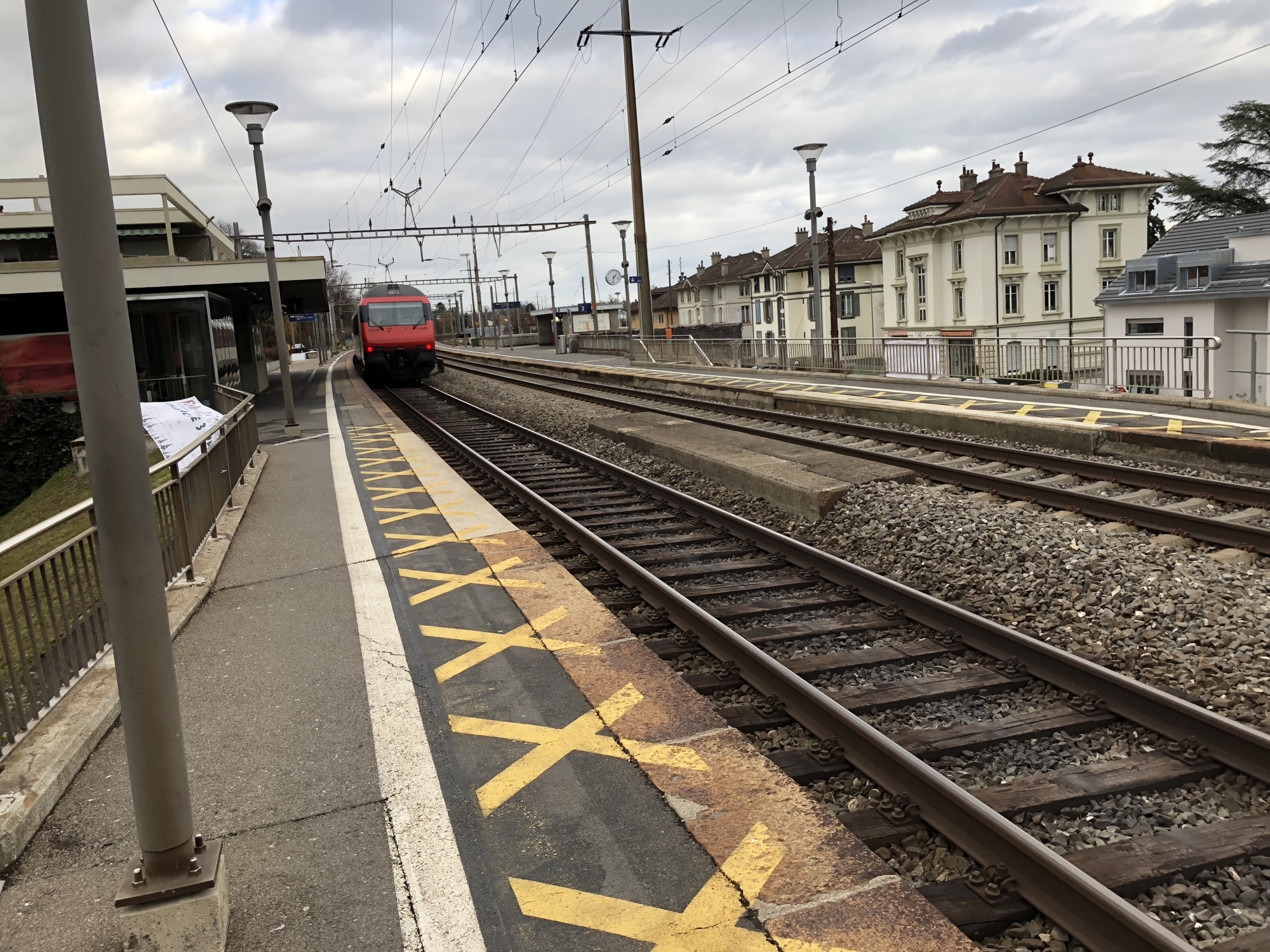 L’adolescent a été happé peu après la gare par un train circulant à 140 km/h en direction de Lausanne.
