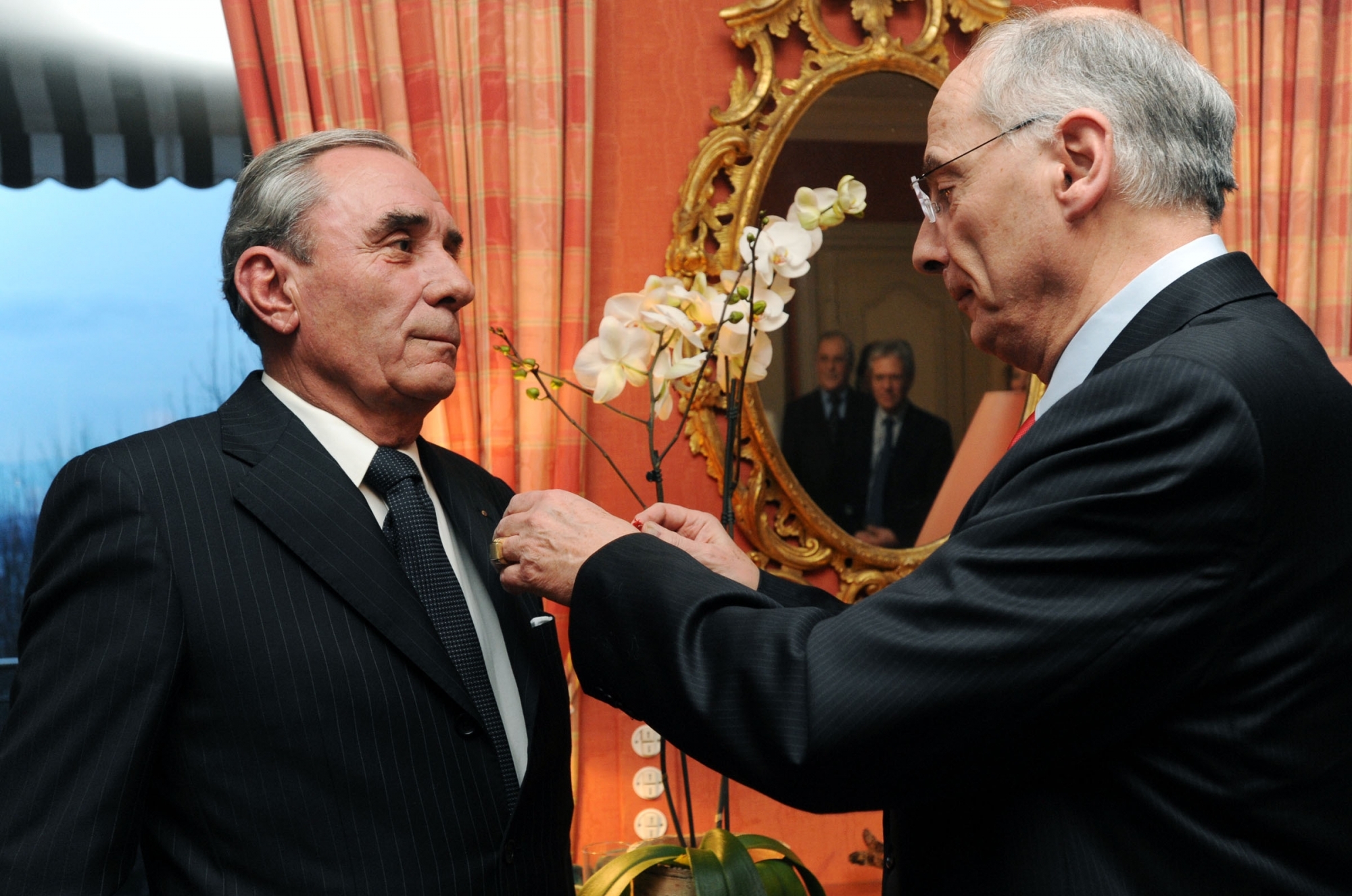 Le 4 février 2010, Jean-Paul Genre (à g.) recevait la médaille de Chevalier de la légion d'honneur, des mains d'Alain Catta, ambassadeur de France en Suisse.