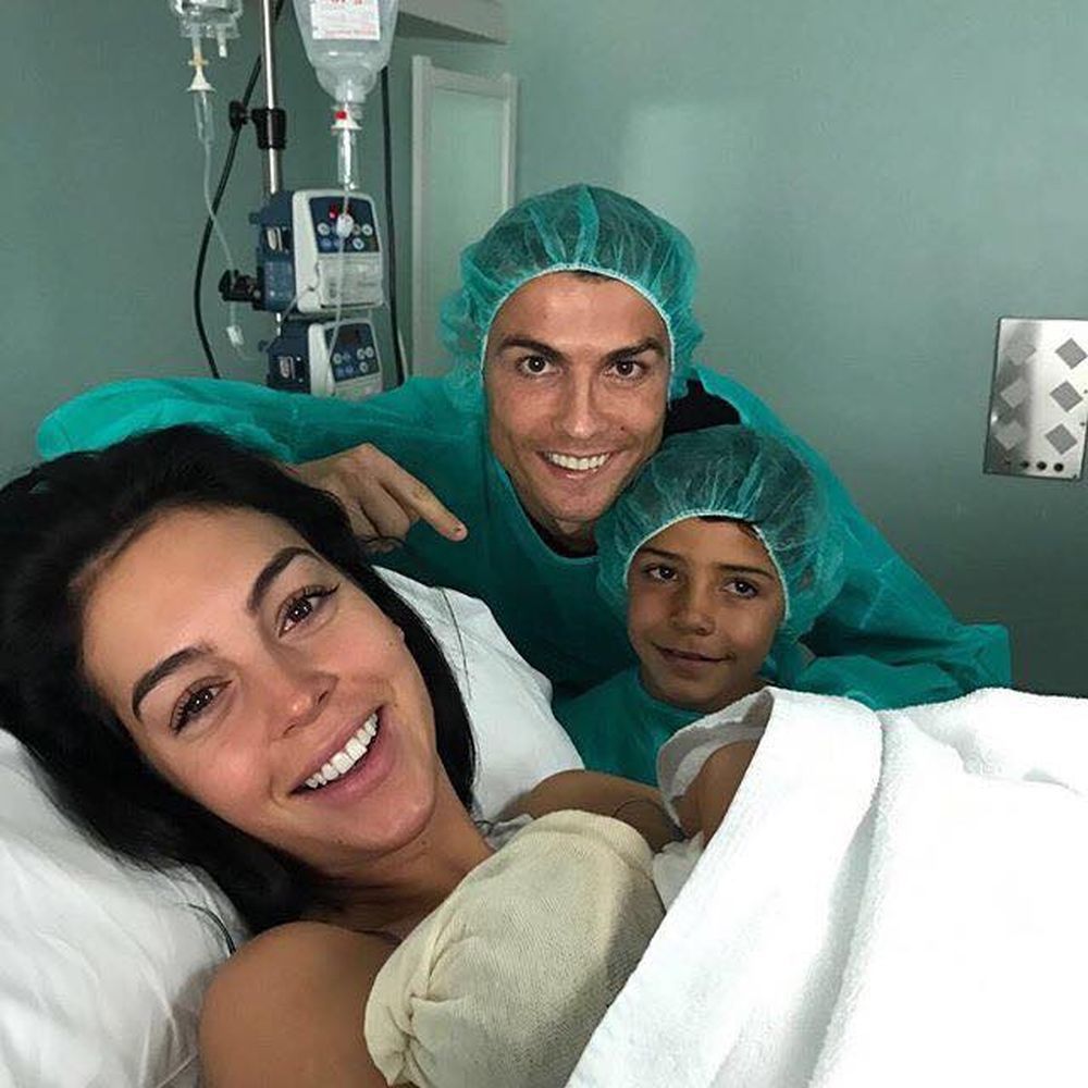 Ronaldo pose avec la maman, Georgina Rodriguez, la petite dernière, Alana Martina et Cristiano Junior.