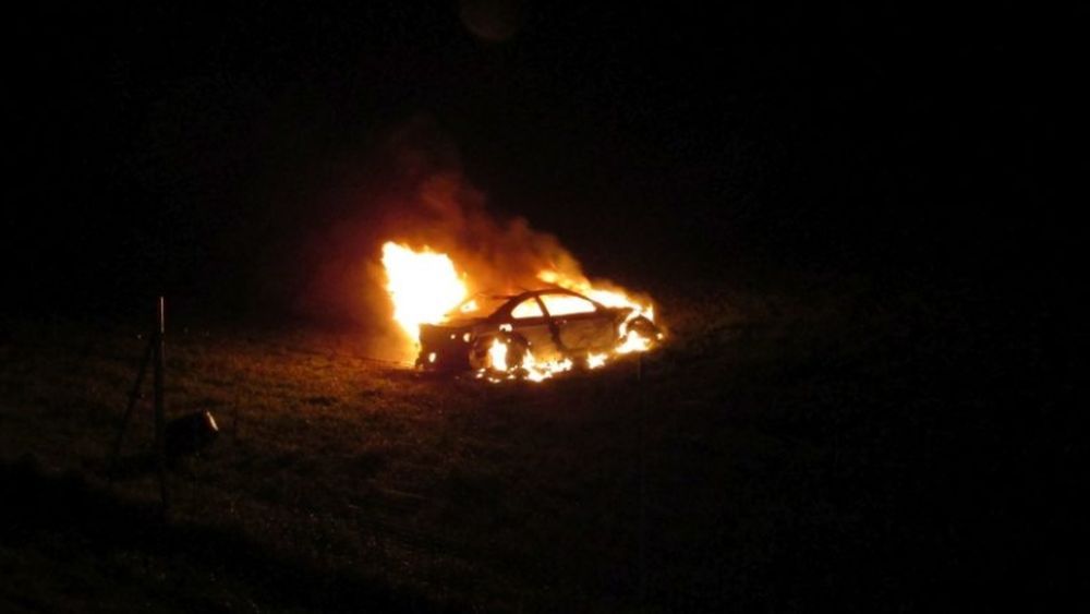 Les pompiers ont dû intervenir pour éteindre les flammes. Le jeune homme a été hospitalisé et la voiture complètement détruite.