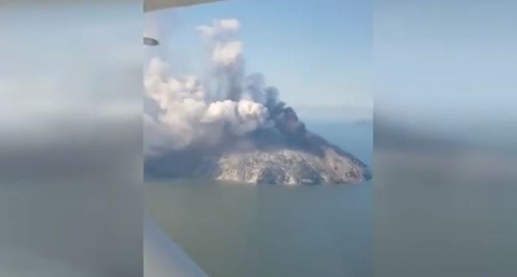 Ce volcan de plus de 500 m de haut situé sur l'île de Kadovar, au nord de la Papouasie, s'est réveillé vendredi.