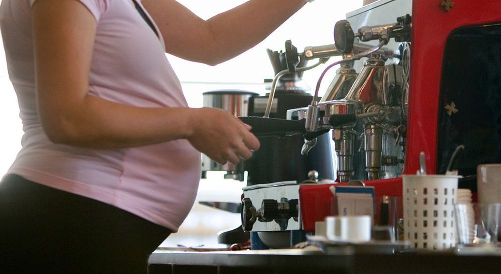 Selon cette étude, un cinquième des femmes enceintes (18%) consomme un ou deux verres par semaine, contre 34% des femmes pas enceintes.