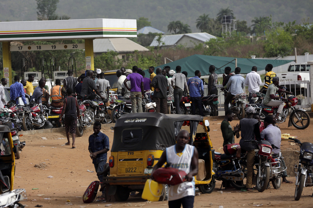 Le directeur générale de la NNPC accusé les vendeurs d'essence au marché noir de paralyser volontairement les stations-service pour faire monter les prix de vente parallèle. 