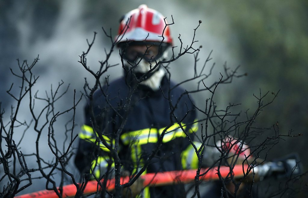 Les pompiers décédés, âgés de 20 et 32 ans, ont été pris par les flammes au premier étage de la maison en tentant en vain de sauver deux jeunes de 18 et 22 ans. (illustration)