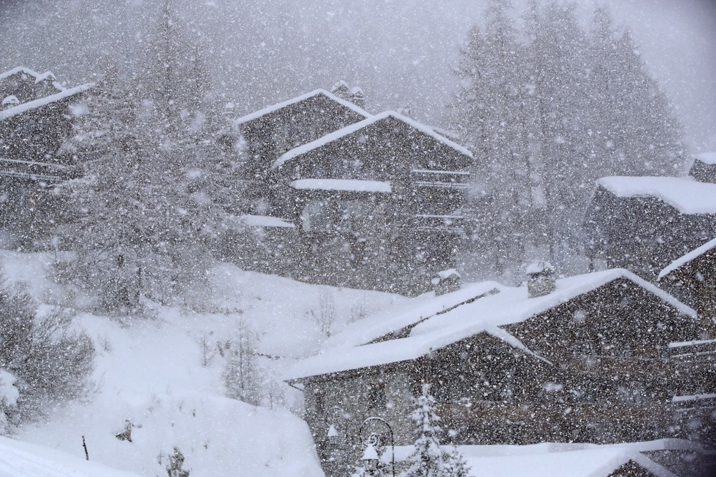 Les fortes chutes de neige à Val d'Isère ont empêché la tenue du deuxième entraînement.