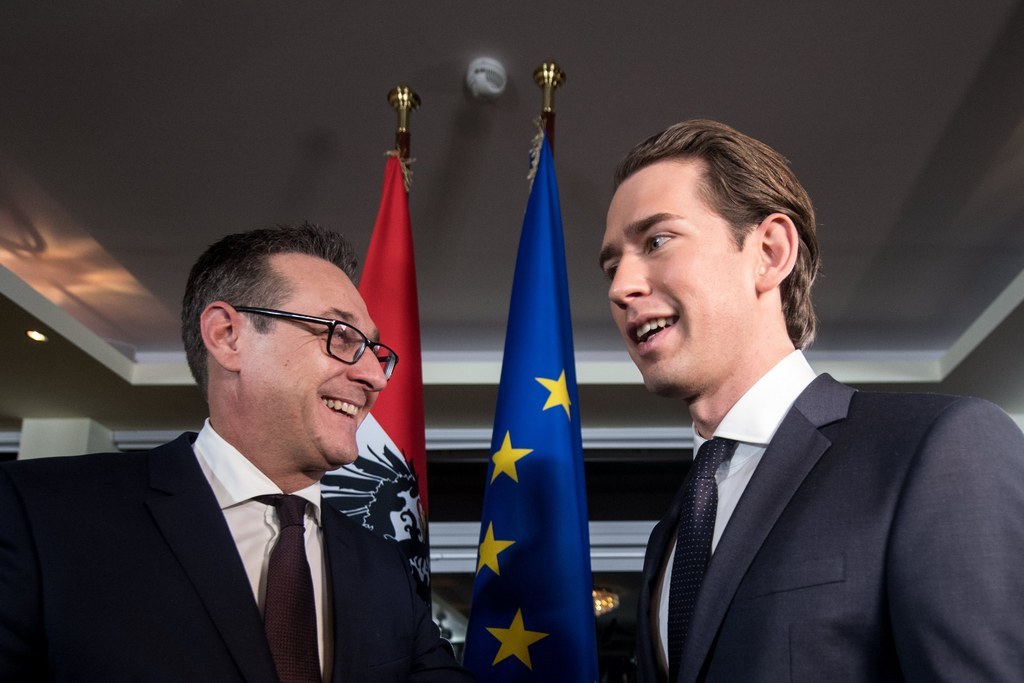 Sebastian Kurz, à droite, âgé de 31 ans, sera le plus jeune chef de gouvernement d'Europe discute ici avec Heinz-Christian Strache, le chef de file du FPÖ.