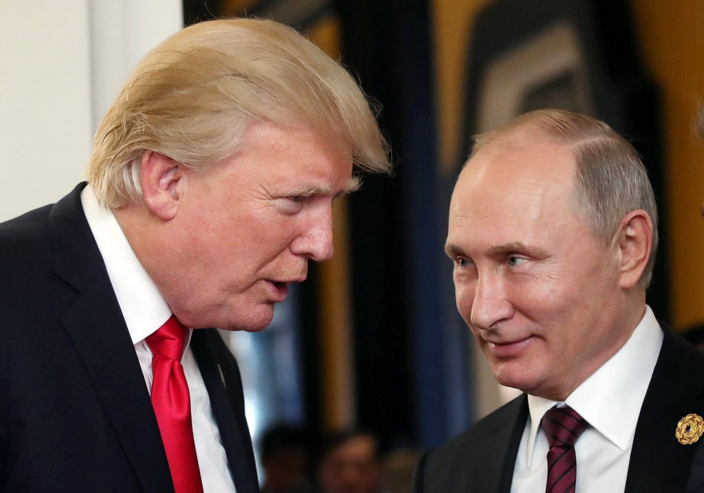 Vladimir Poutine (dr.) appelle Donald Trump au dialogue.