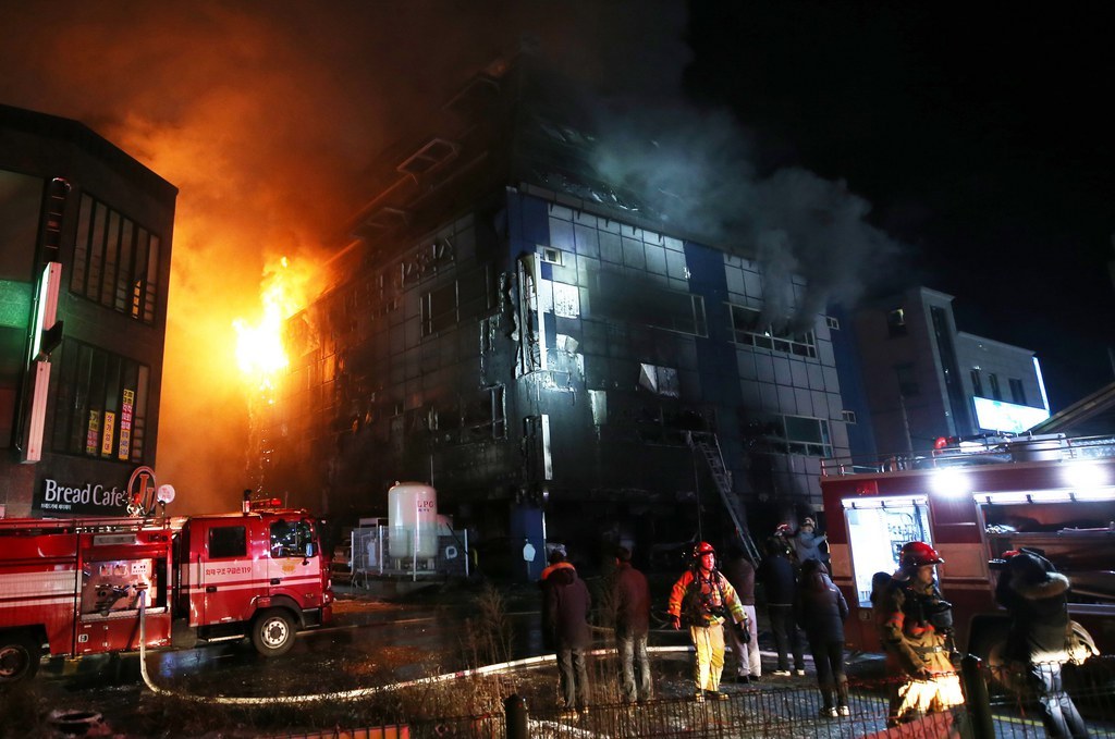 "L'incendie a généré très rapidement des fumées toxiques et plusieurs personnes ont été incapables d'évacuer", a précisé un porte-parole des pompiers.