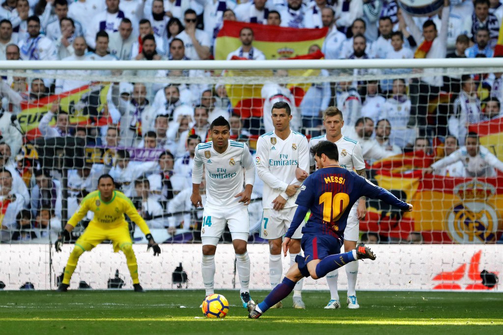 Grâce à Luis Suarez et Lionel Messi, le FC Barcelone a assommé le Real (3-0) dans un clasico longtemps soporifique, s'envolant en tête du Championnat d'Espagne et enterrant les espoirs de titre madrilènes.