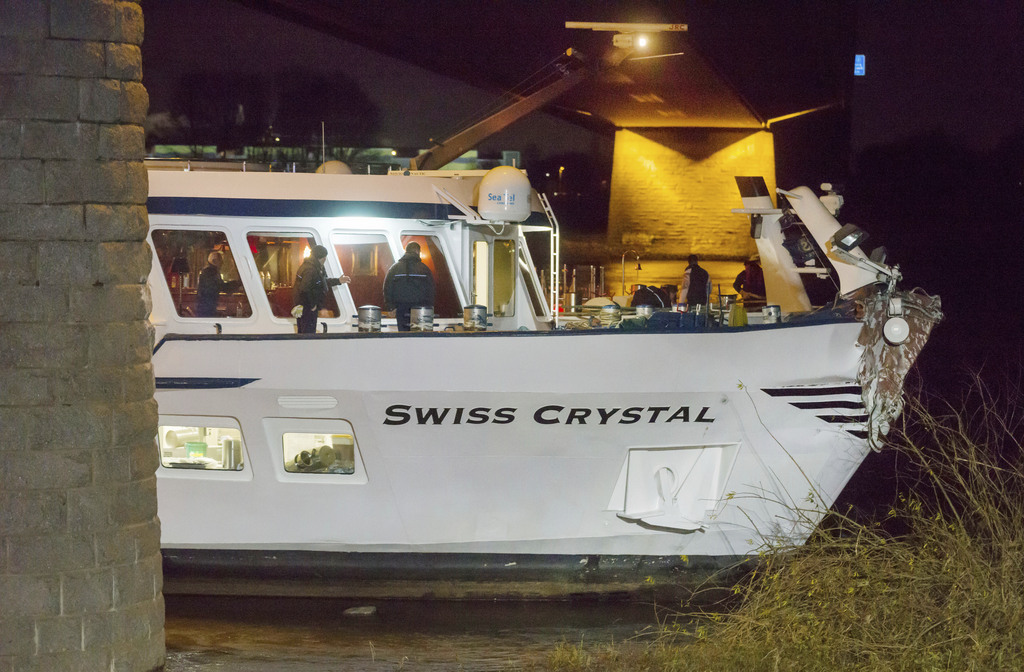 Le Swiss Crystal a heurté un pont autoroutier de Duisbourg. L'accident a fait 27 blessés.