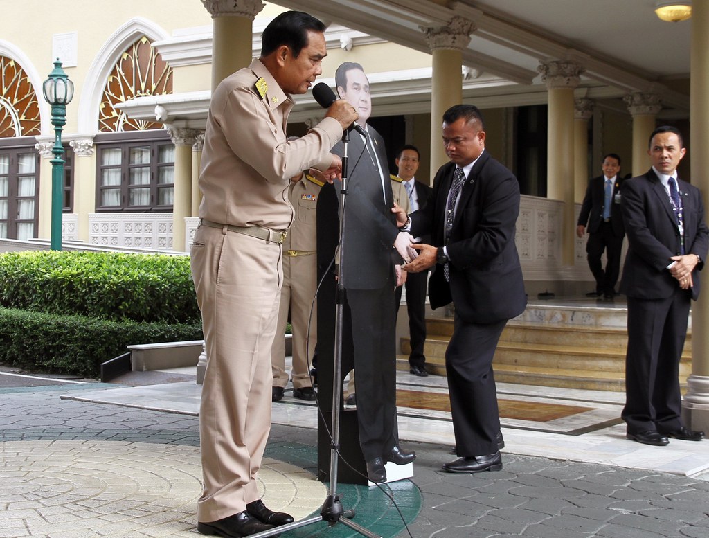 Le Premier ministre Prayut Chan-o-cha s'est fait remplacer par son double en carton.