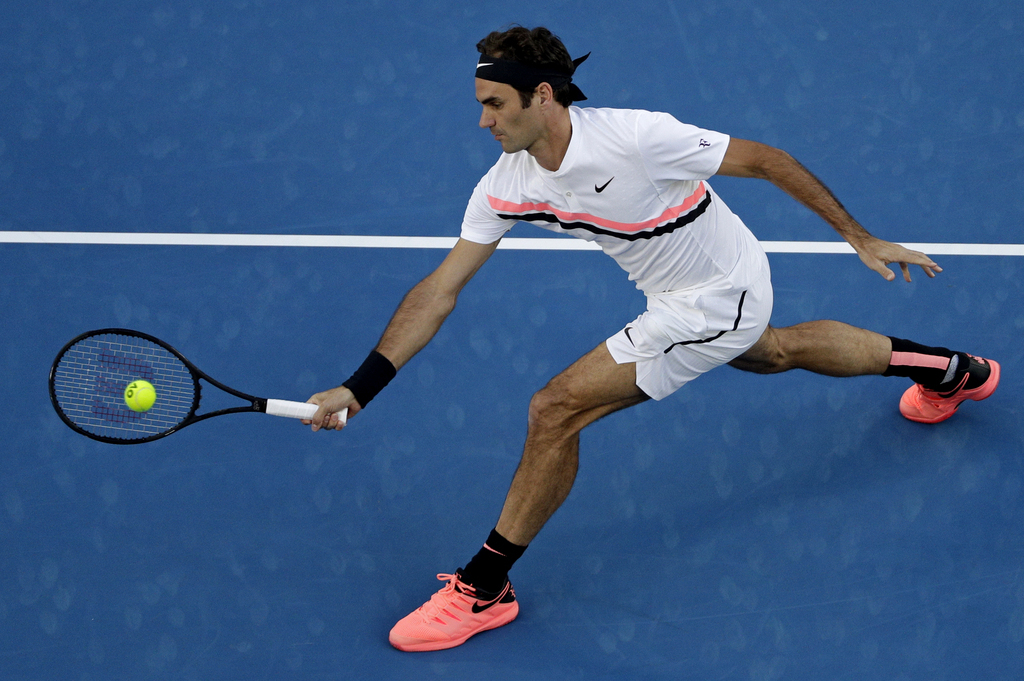 Roger Federer en action sur la Rod Laver Arena de Melbourne Park. 