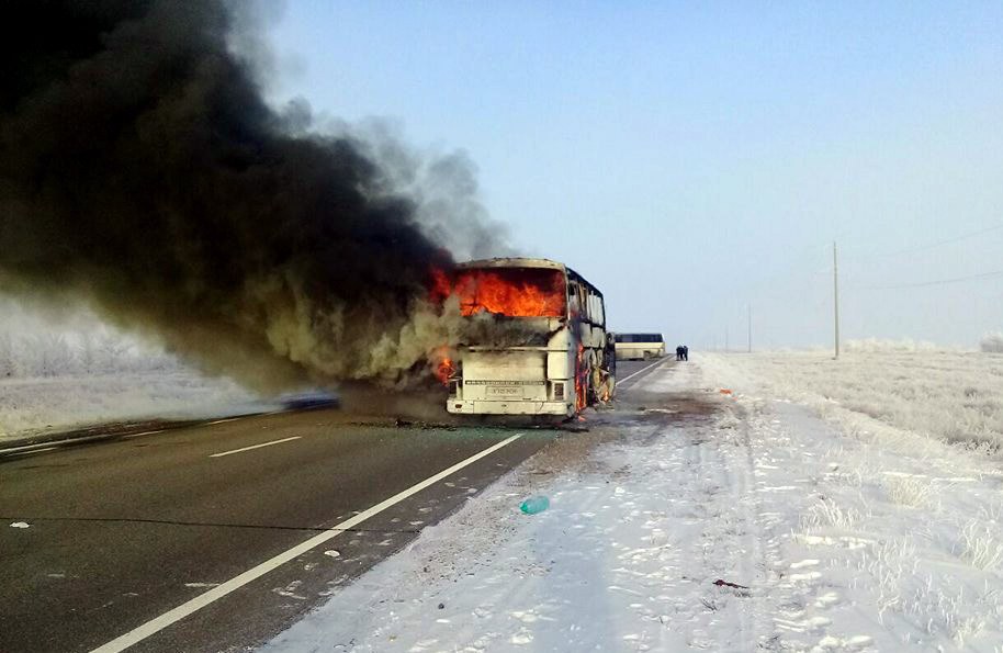 Pour une raison encore inconnue, l'autocar s'est enflammé instantanément.