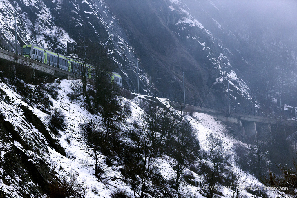 Dans le Haut-Valais, sur le territoire de la commune de Naters, la ligne ferroviaire du BLS a été coupée par un éboulement. 12 passagers ont dû être évacués.