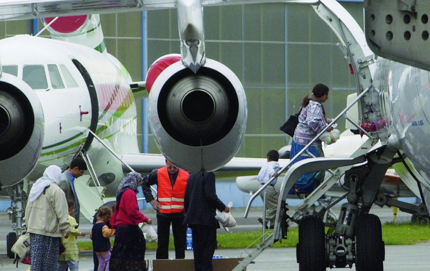 Eine 78 Personen starke Gruppe  von Roma wird am Donnerstag, 10. Oktober 2002, aus dem Fluechtlingsempfangsheim Chiasso via  Flugzeug von Lugano-Agno aus nach Rumaenien geflogen. Bild: Muetter und  Kinder beim besteigen des gecharterten Jumbolino in Agno. (KEYSTONE/Karl Mathis) SCHWEIZ ROMA AUSSCHAFFUNG