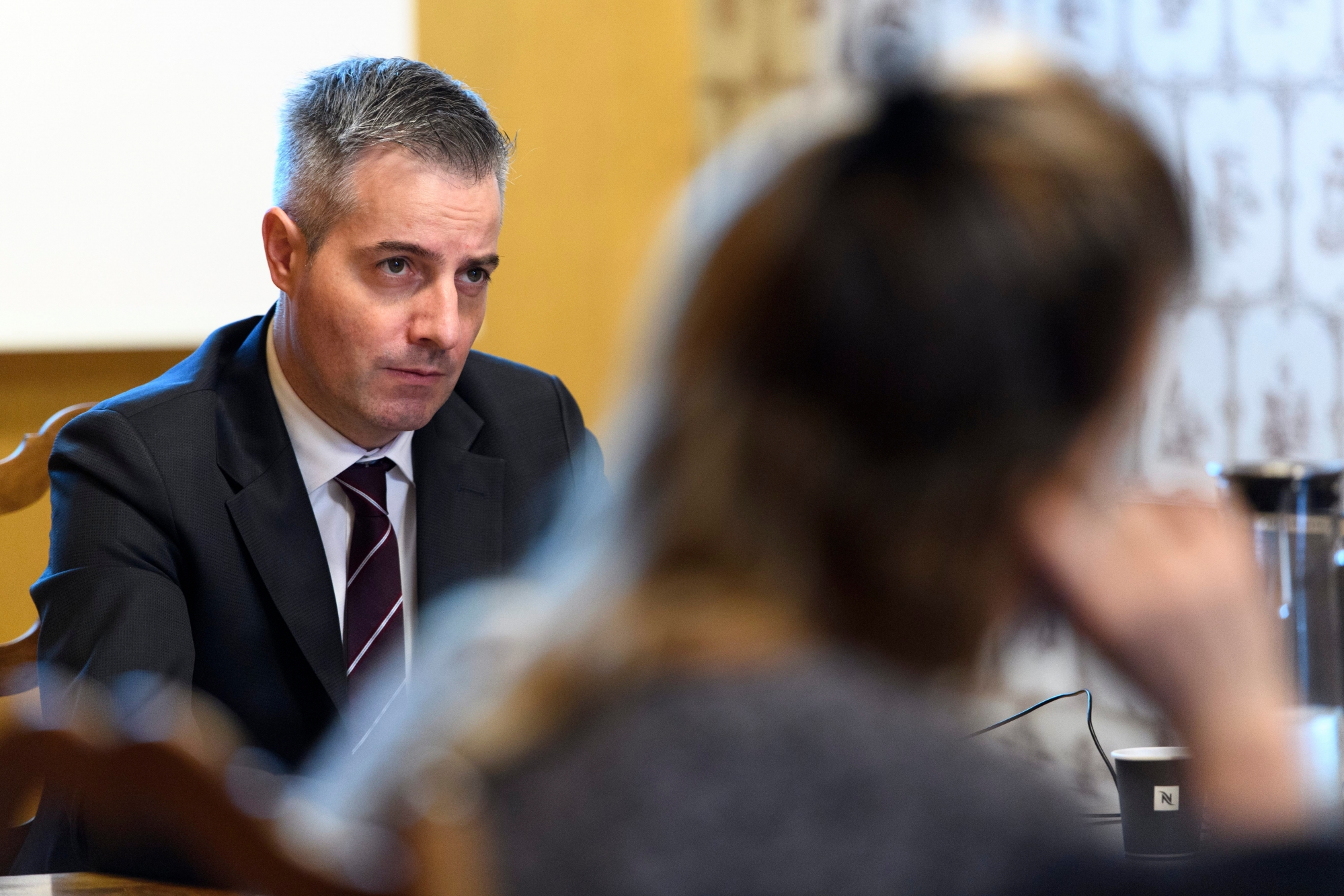 Pierre-Antoine Hildbrand, municipal en charge de la Securite et de l'economie parle lors de la presentation a la presse de la strategie de lutte contre le harcelement de rue de la ville de Lausanne ce mercredi 20 decembre 2017 a Lausanne. (KEYSTONE/Laurent Gillieron) SUISSE LAUSANNE HARCELLEMENT DE RUE