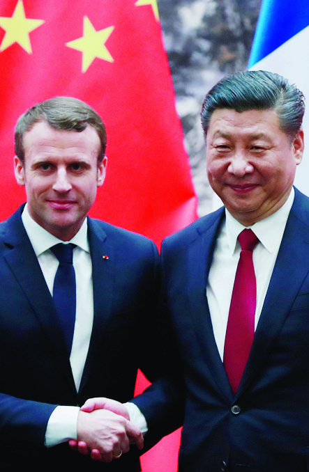 epa06426719 French President Emmanuel Macron (L) and his Chinese counterpart Xi Jinping (R) shake hands after making a joint press statement during a signing ceremony at the Great Hall of the People in Beijing, China, 09 January 2018. Macron is on an official visit to China.  EPA/HOW HWEE YOUNG CHINA FRANCE DIPLOMACY