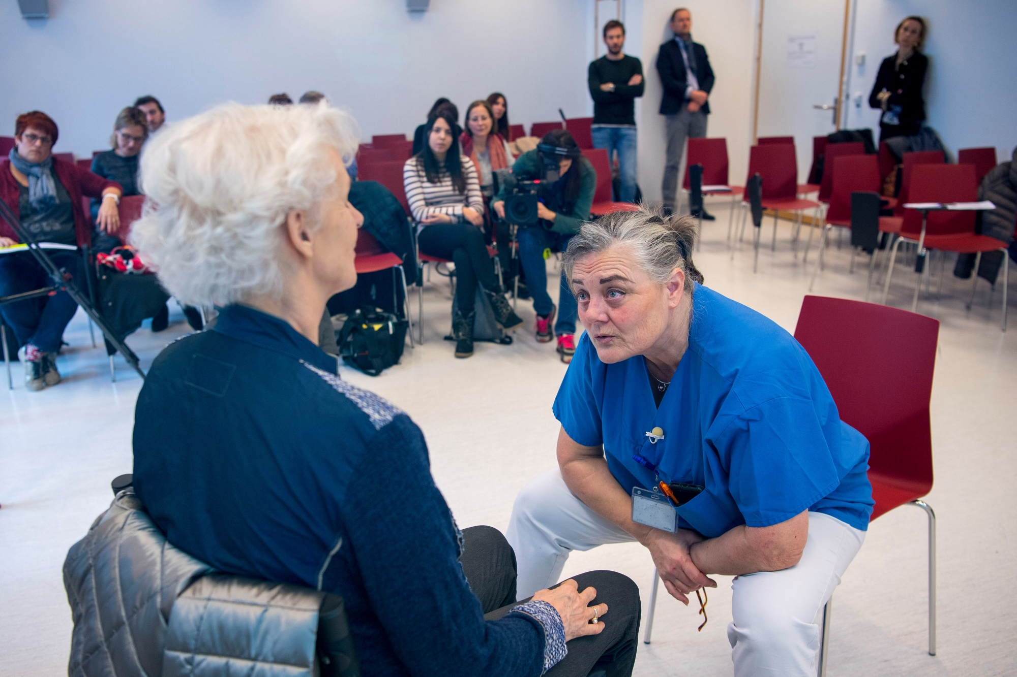 Adriana Wolff, gauche, medecin adjointe au service d'anesthesiologie et Claire-Anne Siegrist, droite, medecin adjointe au departement de l'enfant et de l'adolescent, effectuent une desmonstration dÕhypnose, lors d'une conference de presse sur la presentation du programme Hypnose (PHH) des HUG, ce mercredi 17 janvier 2018 a Geneve. Les Hopitaux universitaires de Geneve (HUG) ont lance en 2017 un vaste programme de formation a l'hypnose clinique, a destination de leurs medecins et de leur personnel soignant. Ils pourront appliquer des lors dans leur pratique de soin quotidienne l'hypnose clinique hospitaliere et la communication therapeutique. Les HUG souhaitent promouvoir tres largement l'hypnose clinique. (KEYSTONE/Martial Trezzini) SUISSE HOPITAUX UNIVERSITAIRES GENEVE PROGRAMME LÕHYPNOSE CLINIQUE