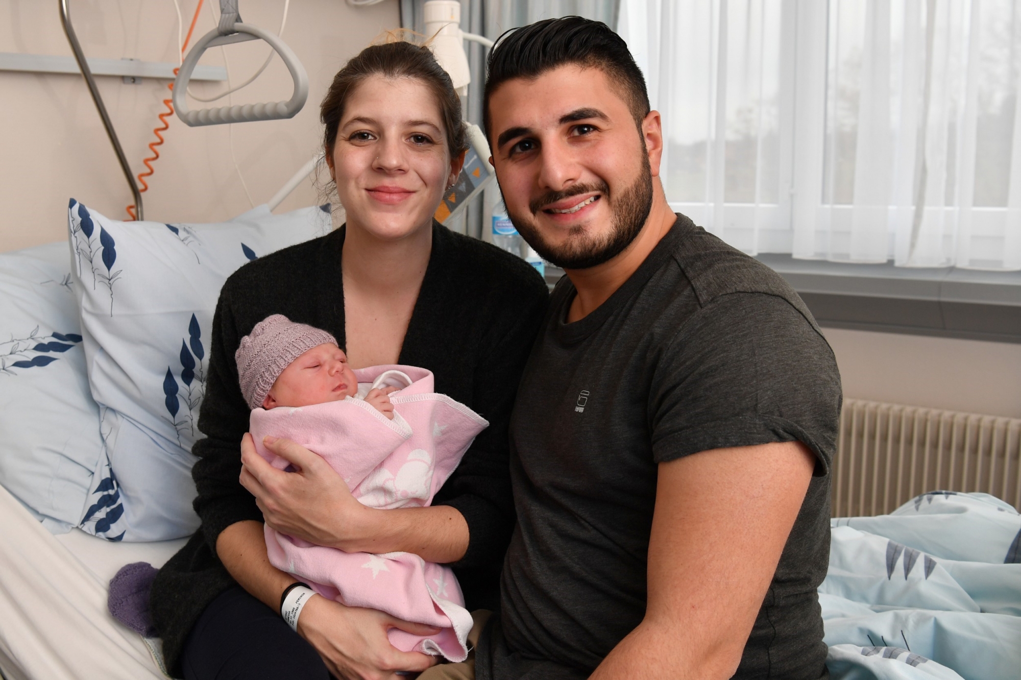 Vanessa et Caner Boyraz avec leur petite Alyssa, premier bébé de l'année.