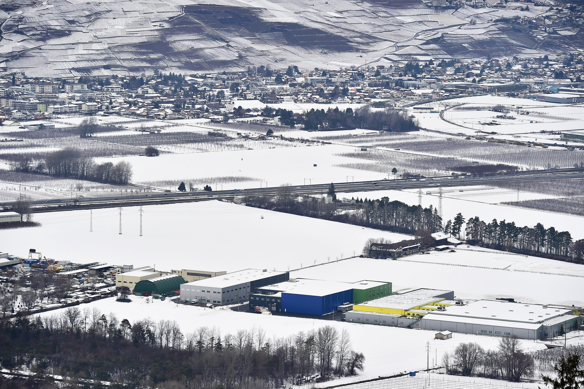 Après avoir quitté la boîte de la zone industrielle de Vétroz (à gauche), le jeune homme s’est égaré dans les vergers situés à droite.