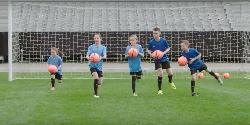 Un échauffement de 20 minutes consistant en sept exercices est à même de réduire de moitié les blessures chez les enfants footballeurs.