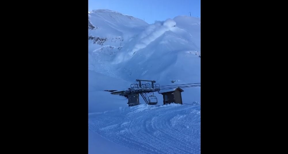 La coulée de neige poudreuse, provoquée à l’aide d’explosifs, se mue rapidement en gigantesque avalanche.