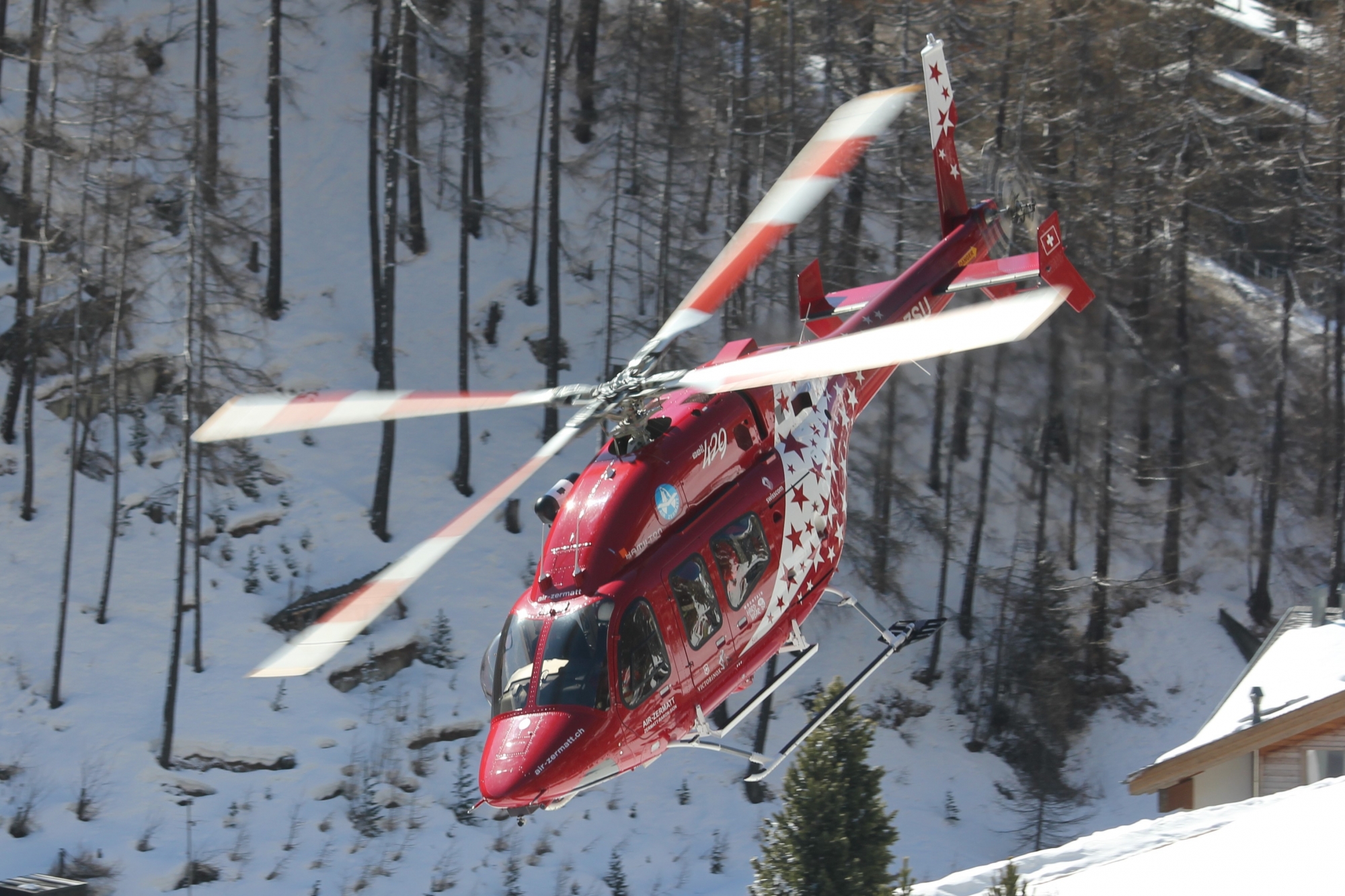 Trois hélicoptères d'Air Zermatt ont été engagés (illustration).
