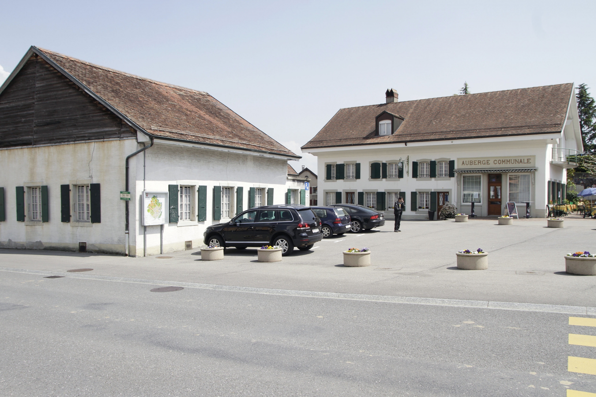 Echandens, Jeudi 2 Mai 2013. Salle villageoise et auberge communale sur la place du Saugey a Echandens. (SAMUEL FROMHOLD)