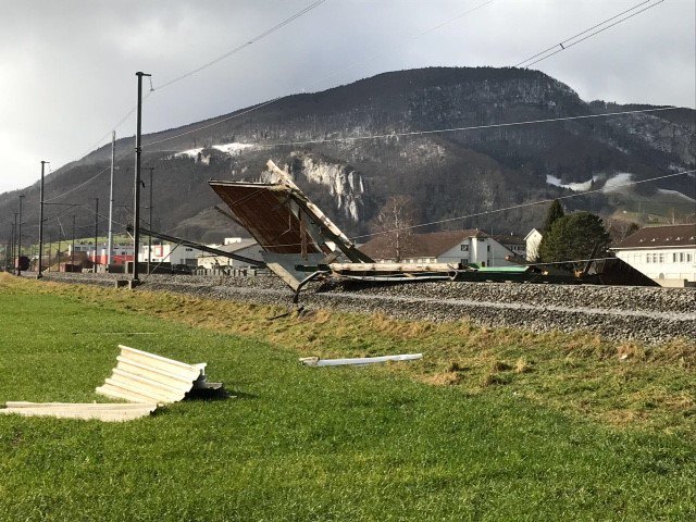 Cédant sous la force du vent, la toiture d'une maison s'est retrouvée sur les voies coupant le trafic ferroviaire entre Soleure et Olten.