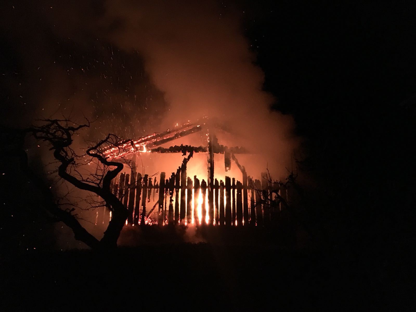 Une grange a été détruite par les flammes à Fey.