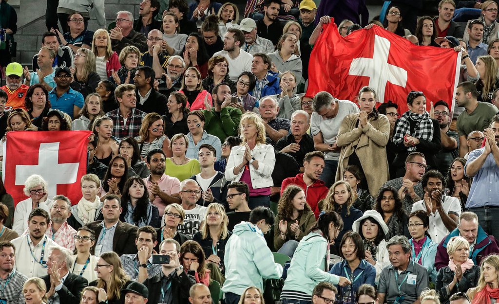 Suisses ou simples fans de Roger Federer, de nombreux fans arborent les couleurs helvétiques dans l'enceinte de Melbourne Park. 