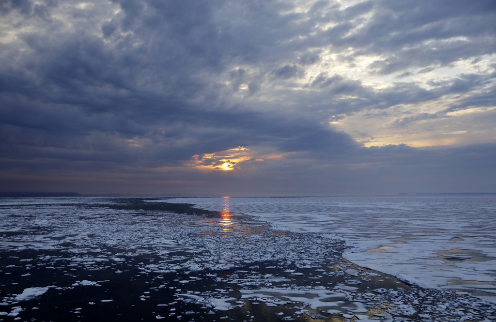 Le changement climatique entraîne la montée des océans, notamment par la fonte rapide des glaces dans les pôles.
