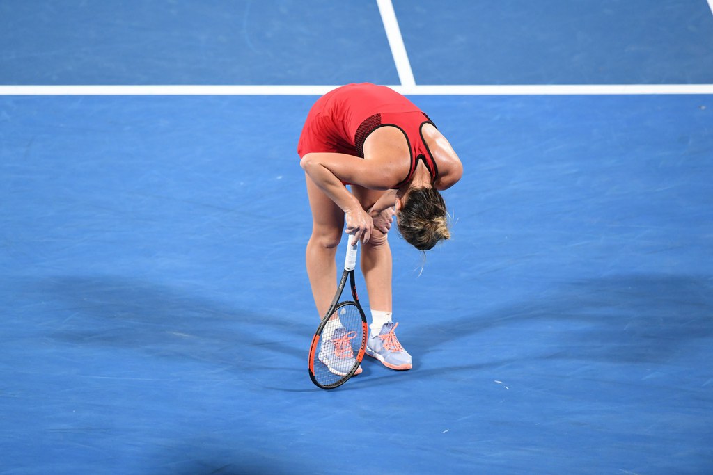 Les malheurs de Simona Halep expliquent peut-être pourquoi les organisateurs du tournoi ont décidé de fermer le toit dimanche pour la finale du simple messieurs entre Roger Federer et Marin Cilic.