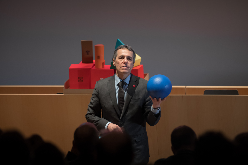 A grand renfort de cubes et d'un ballon, le conseiller fédéral a une nouvelle fois expliqué les éléments en jeu dans la recherche d'un accord-cadre avec l'Union européenne.