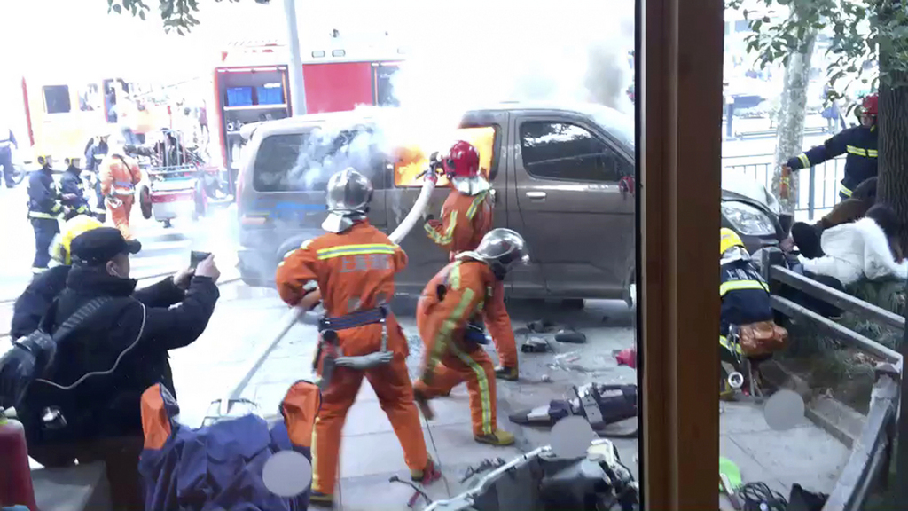 Selon un témoin, la fourgonnette était déjà en feu lorsqu'elle a quitté la chaussée.