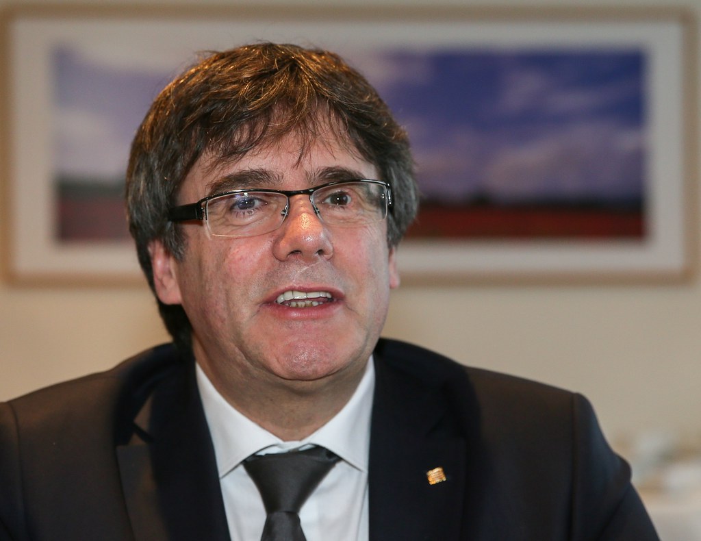 "Cette décision ne se fonde que sur une seule raison: dans les circonstances actuelles, elle est le moyen d'avoir un nouveau gouvernement en marche", explique Puigdemont.